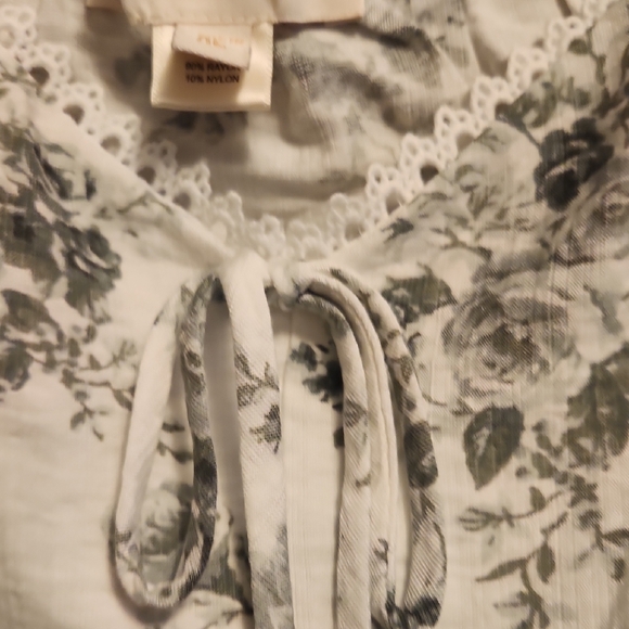 White Puff-Sleeve Floral Tie-Front Cropped Blouse - Picture 3 of 6